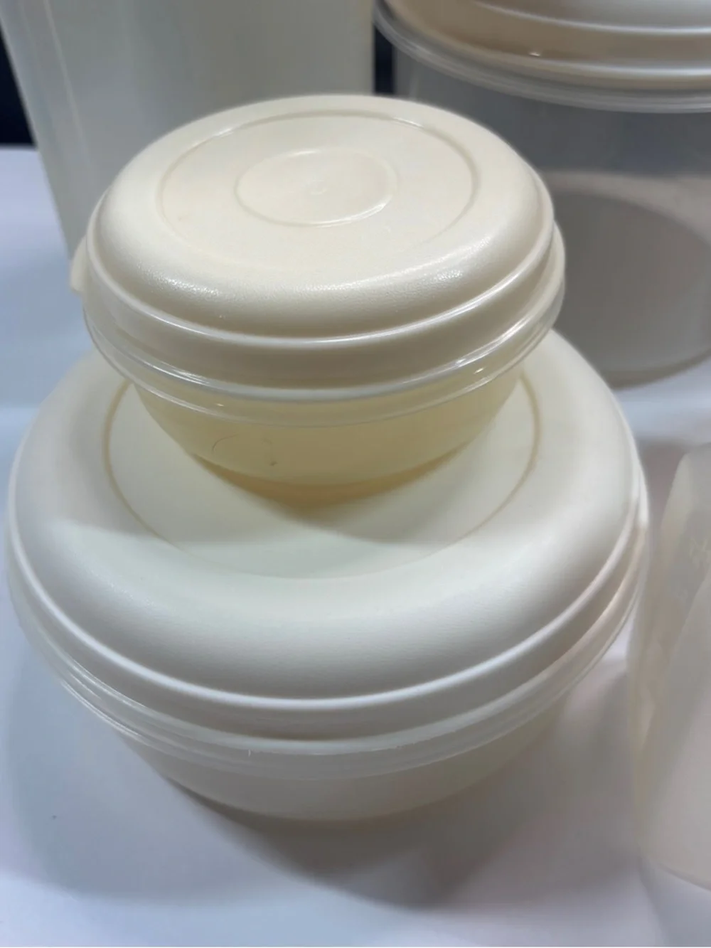 24 piece Vtg Rubbermaid storage containers almond lids